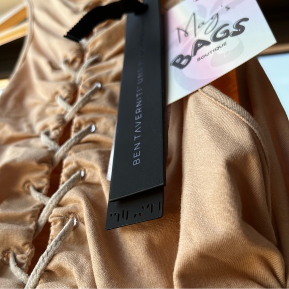 Unravel: Nude Lace Up Bodysuit Ben Taverniti Project Resort 19 (on Bella Hadid) - Picture 3 of 16